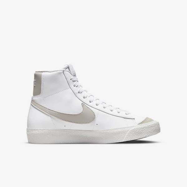 Nike Blazer Mid 77 SE Older Otroci Košarkaški Copati Bela / Svetloba Bež | NK657IEW