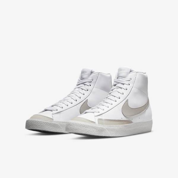 Nike Blazer Mid 77 SE Older Otroci Košarkaški Copati Bela / Svetloba Bež | NK657IEW