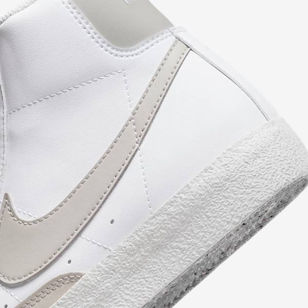 Nike Blazer Mid 77 SE Older Otroci Košarkaški Copati Bela / Svetloba Bež | NK657IEW