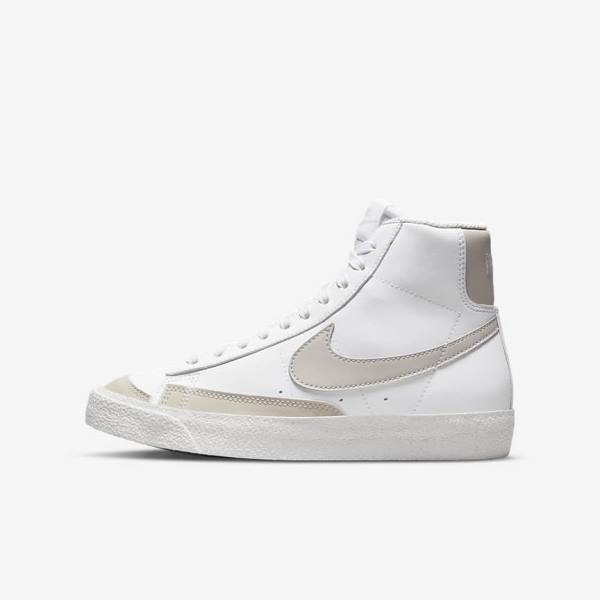 Nike Blazer Mid 77 SE Older Otroci Košarkaški Copati Bela / Svetloba Bež | NK657IEW