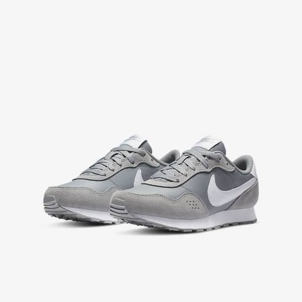 Nike MD Valiant Older Otroci Superge Siva / Bela | NK698ICO