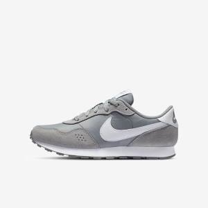 Nike MD Valiant Older Otroci Superge Siva / Bela | NK698ICO